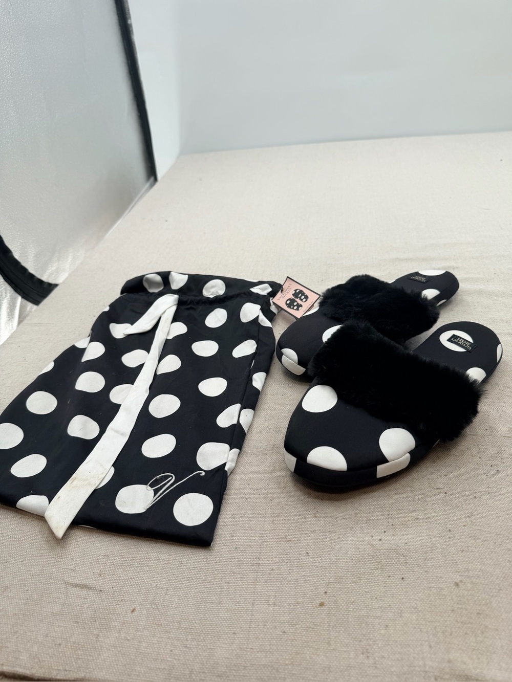 NWT VictoriaPolka Dot Black & White Slide Slippers